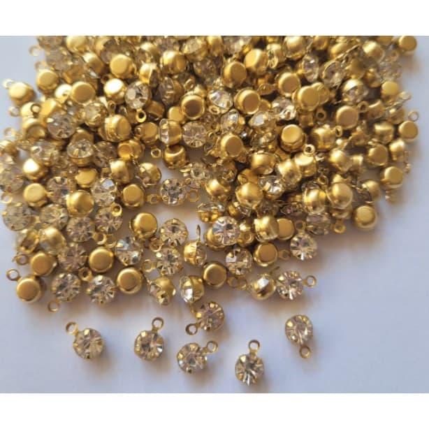 100 Pingente Dourado Strass 5mm. ideal para bijuteria e artesanato no geral.