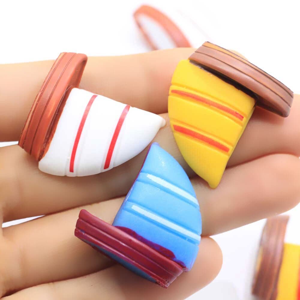 1 Mini Barco De Vela Colorido com 3,4 cm - Miniaturas para Terrários - Jardim de fadas - Barquinhos Canoa Bote Praia Mar