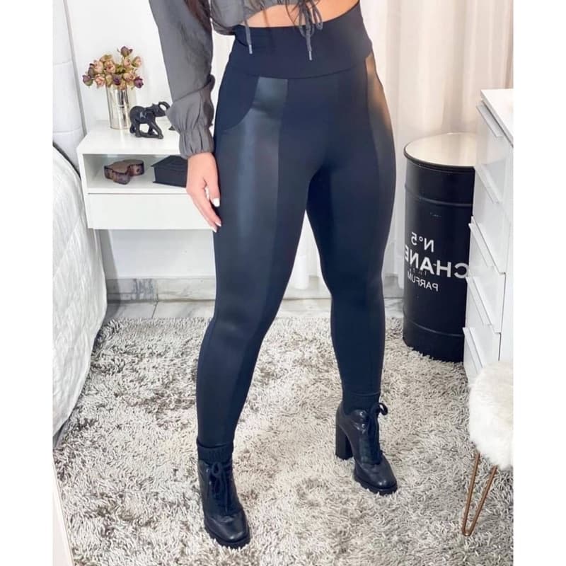 Calça  Legging Montaria Suplex com Detalhe na Lateral em Cirrê Couro Fake