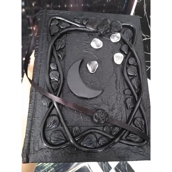 Grimorio Livro das Sombras Negro com Lua e Cristal Proteção 120 Folhas Agenda