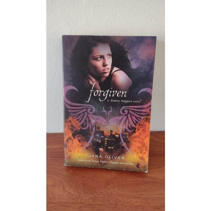 Livro em Inglês: Forgiven (terceiro livro da série A Filha do Apanhador de Demônio)