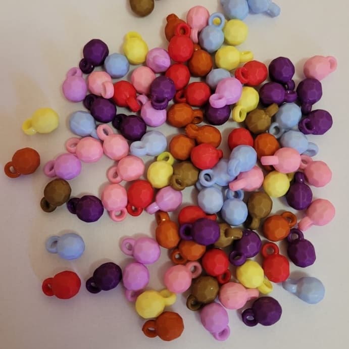 25 Pingente  Bola Sextavada 8mm, coloridas em plástico.