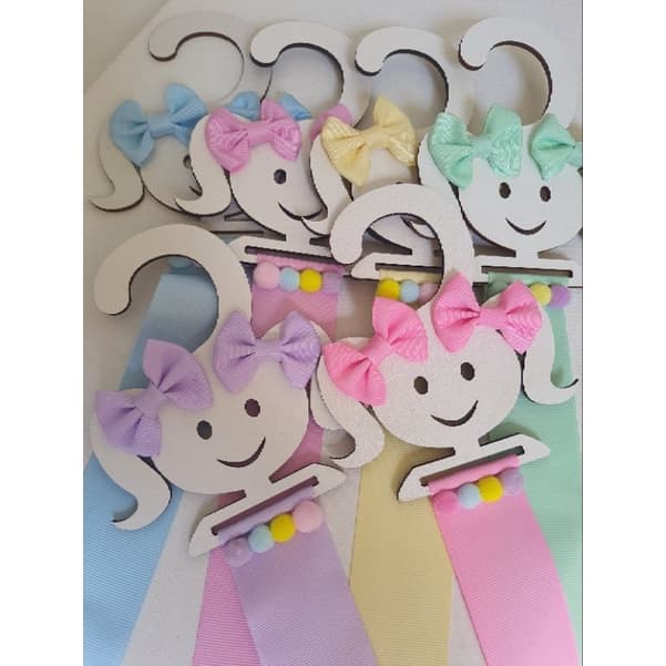 Organizador de laço infantil MDF porta laço  boneca decorado fita rosa de menina.
