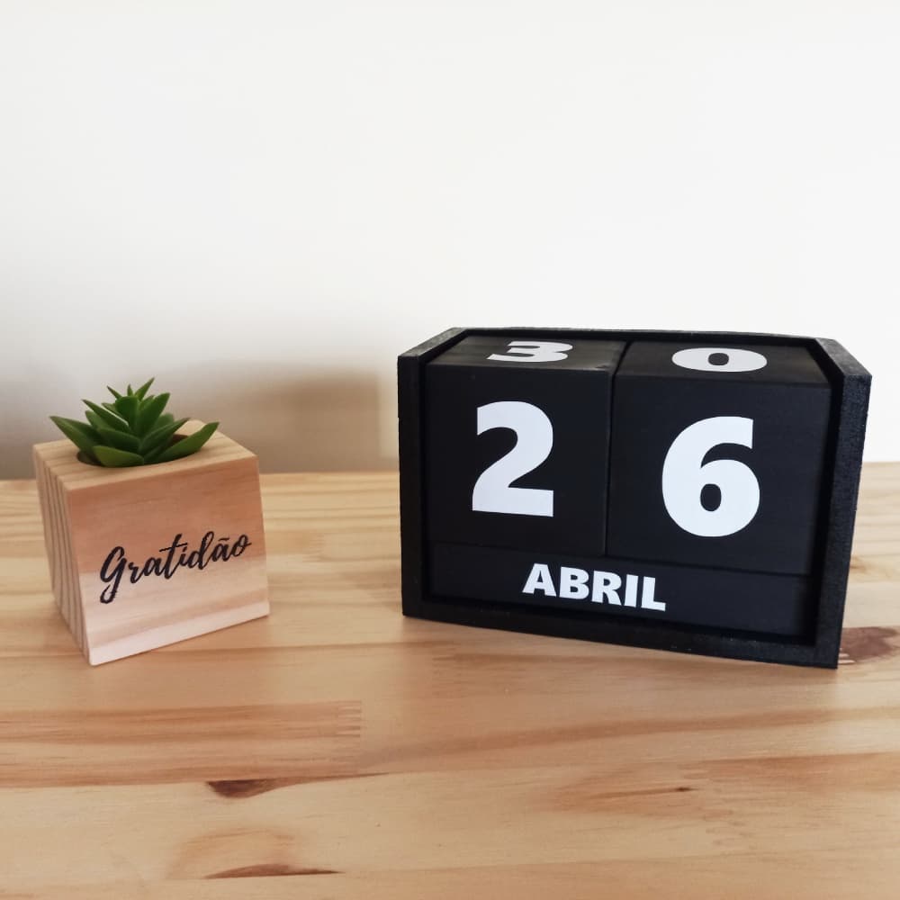 CALENDÁRIO DE MESA PERMANENTE CUBO MADEIRA Preto e Branco