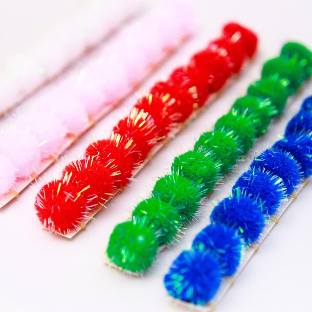 Kit 50 Lacinhos Pet Pompom Brilhoso Para Penteado Banho E Tosa Laço para Cães Brilho Pet