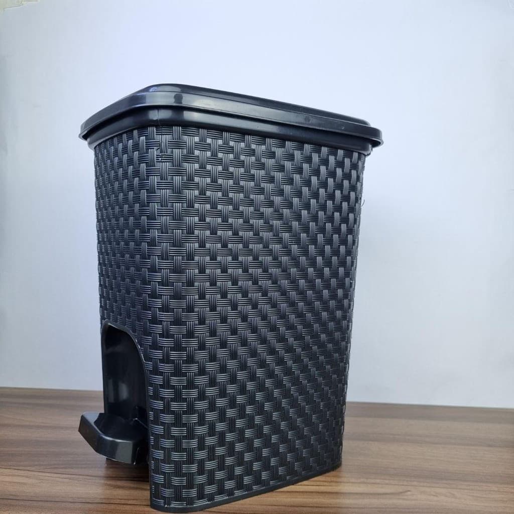 Lixeira Rattan 7L C/Tampa e Pedal Arqplast Preta