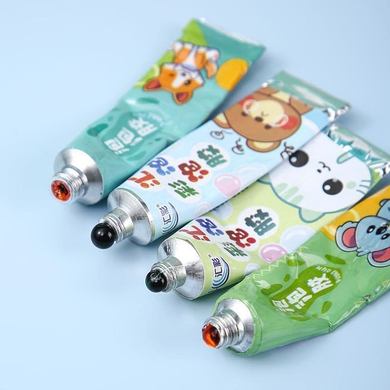 Soprando a água da bolha soprando inativamente o balão do espaço da cola da bolha