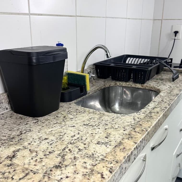 Conjunto Elegance Lixeira de Pia 4,8 litros, Porta Detergente, Rodinho de Pia e Escorredor de louça