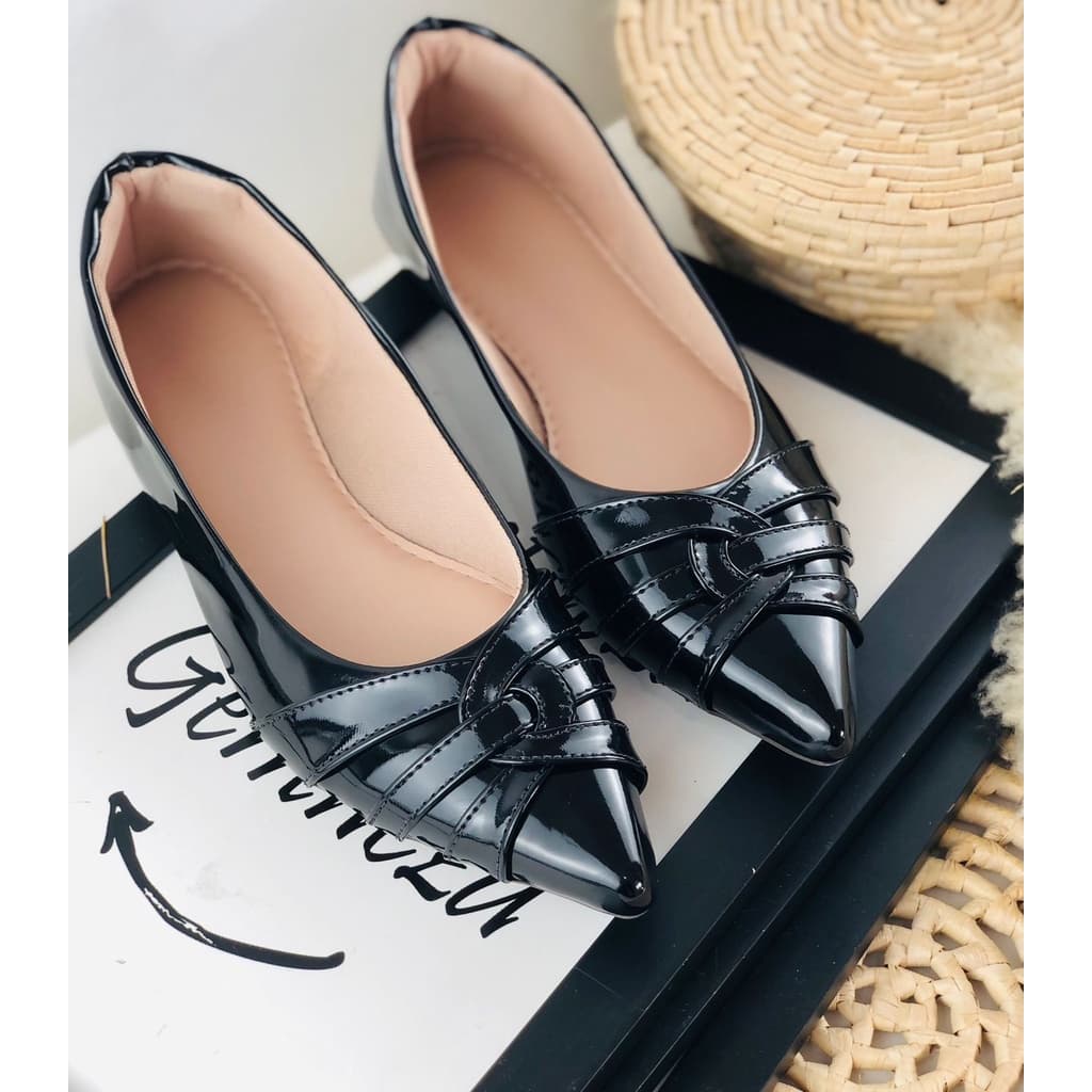 Sapatilha Verniz Preto Enfeite Curva Confort