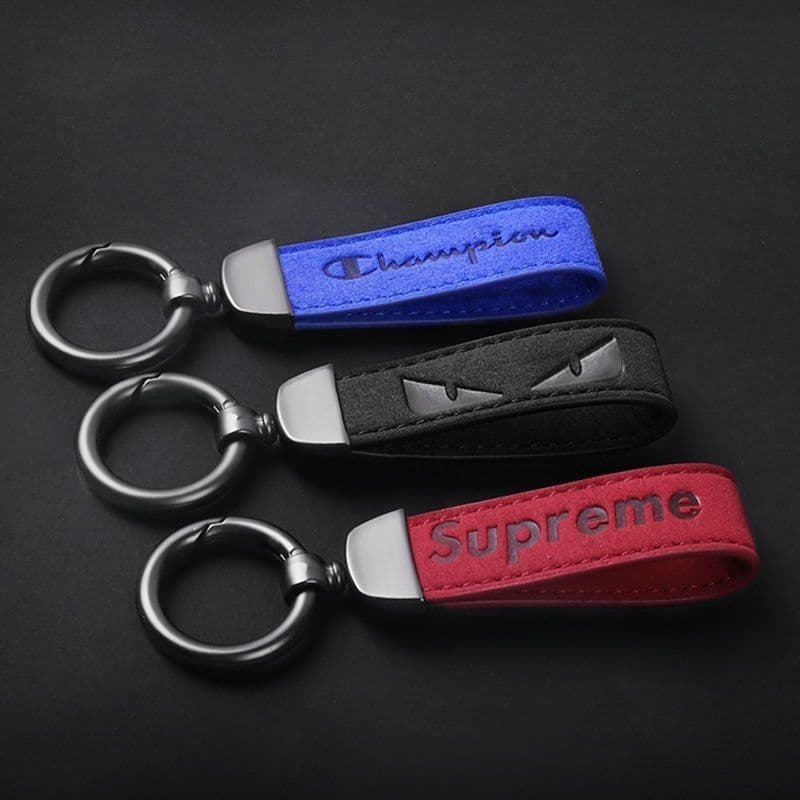 Car Keychain Pingente Chaveiro de carro de camurça Homens bonitos Mulheres Desenho animado único Chaveiro