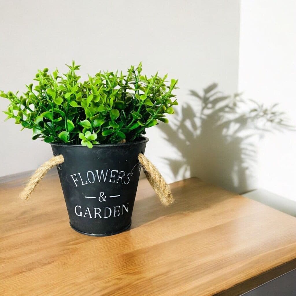 Arranjo no Vaso Garden preto Com Alça E Plantinha eucalipto Artificial Decorativa Plantas Artificiais Decoração