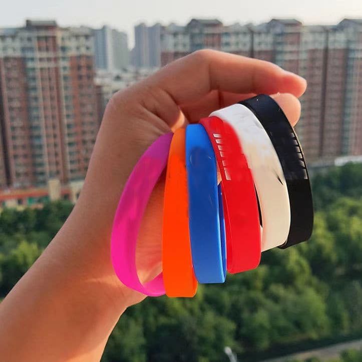 Adequado para homens e mulheres pulseiras coloridas de Silicone com letras simples.
