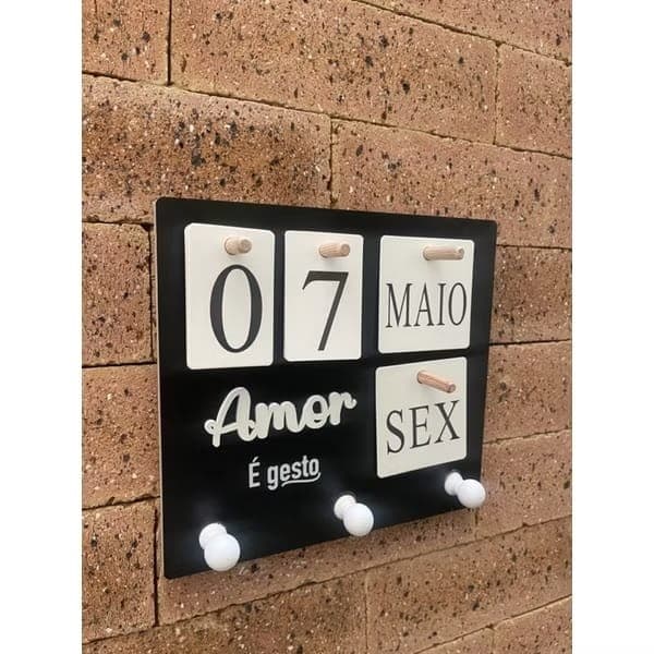Calendário Decorativo de Parede com Portas Chave