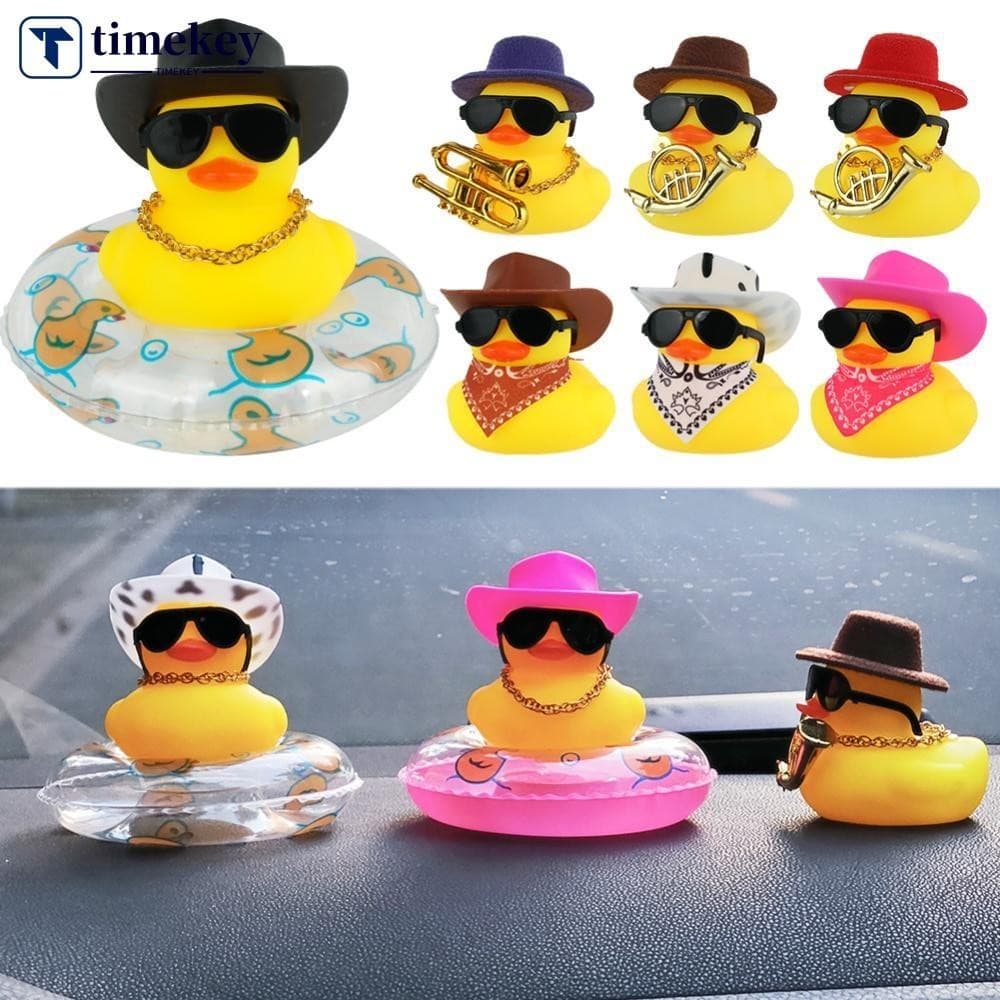 TIMEKEY Anel De Verão Ornamento De Pato De Borracha Amarela Decoração De Carro Chapéu De Cowboy Fofo Duckies Ornamentos De Interiores Acessórios De Casa H5p