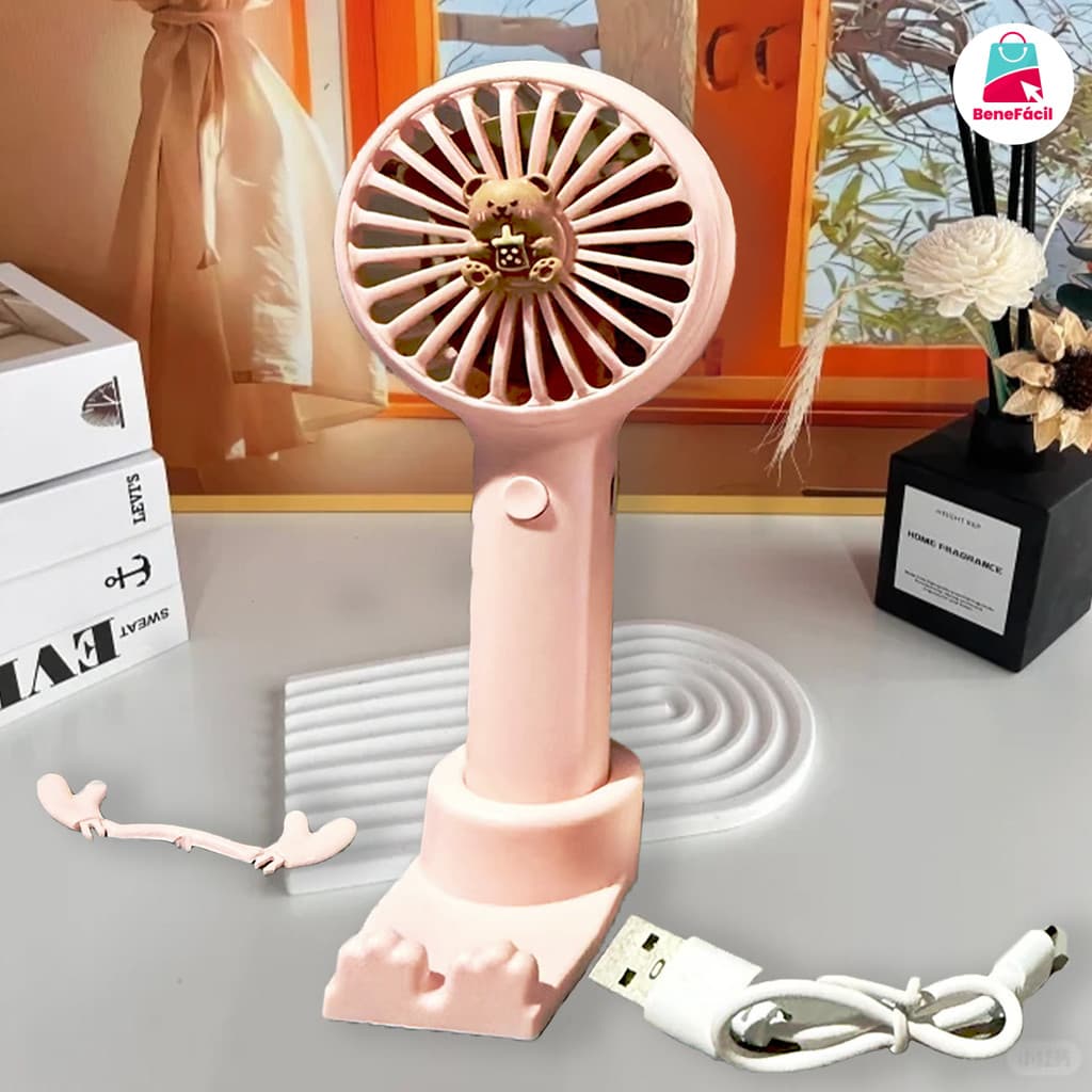 O lindo ventilador portátil é fácil de ser carreado em qualquer lugar.