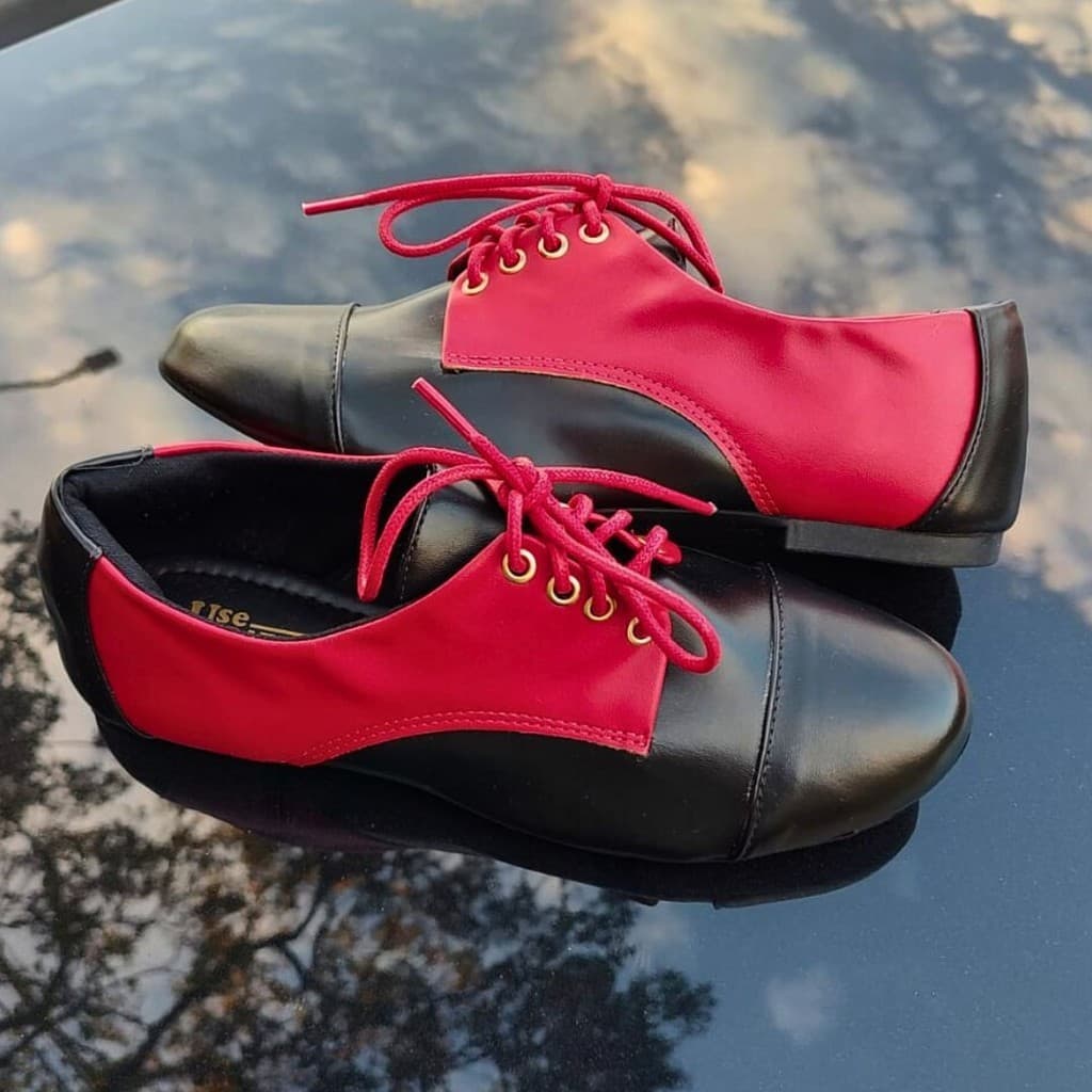 Sapato Oxford preto e vermelho bico redondo