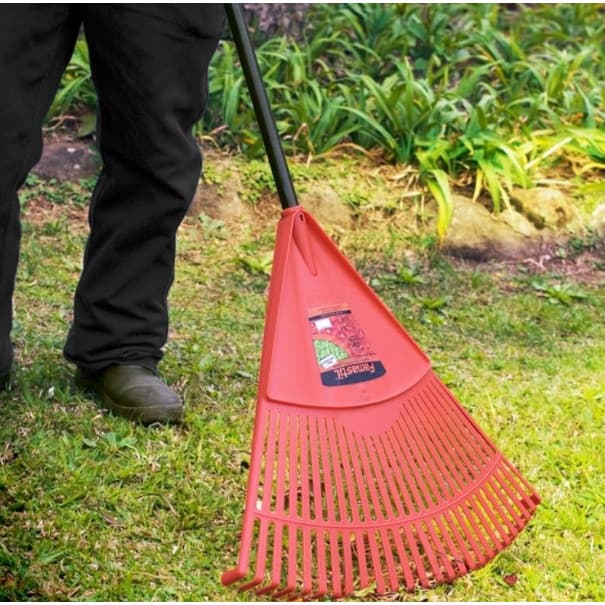 Vassoura plástica laranja ou preta 22 dentes com cabo famastil