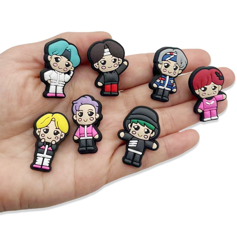 KPOP BTS BT21 Sapatos De Encanto Para PVC Super Star Decoração Mulheres Homens Meninos Meninas Acessórios Festa De Aniversário Favor