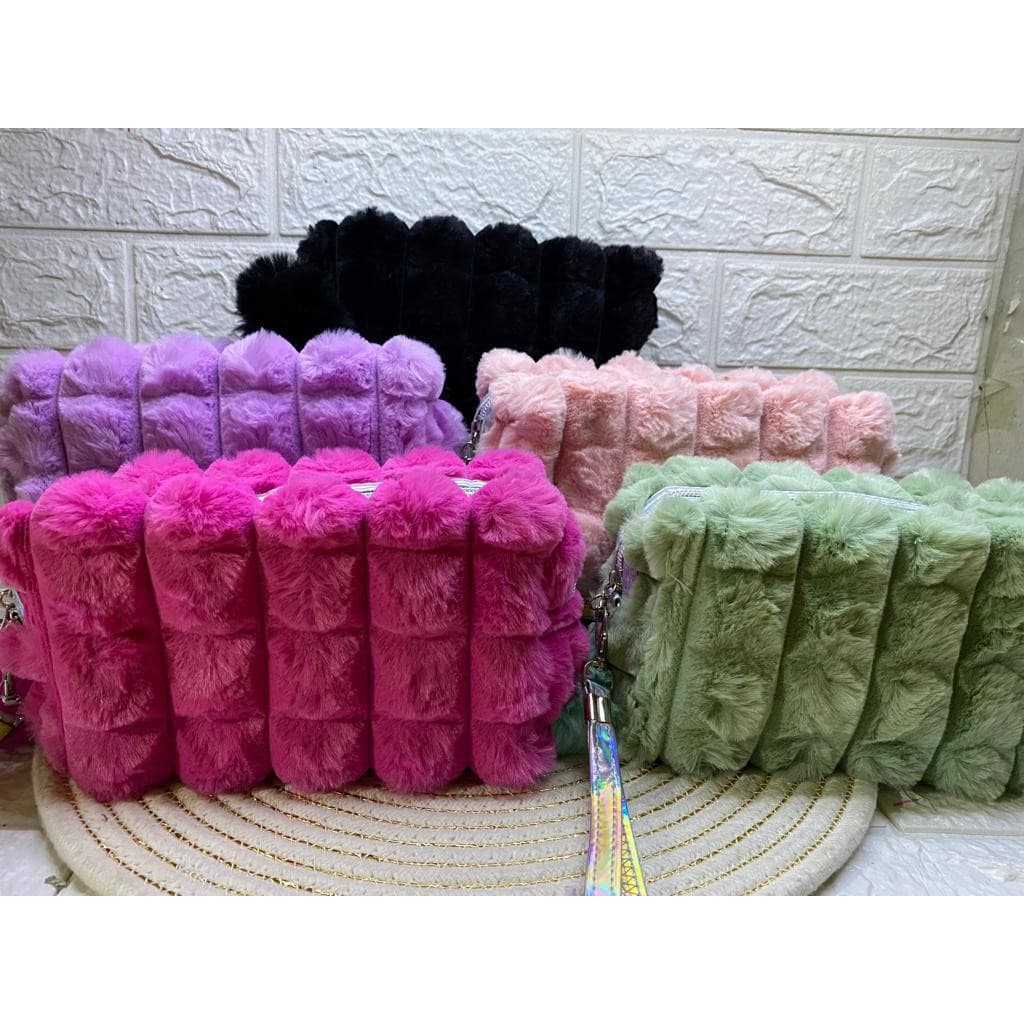 Necesser Pelucia Necessaire com Pompom e Alça Feminina Alto relevo Peluda Estojo de Bolsa HN81460