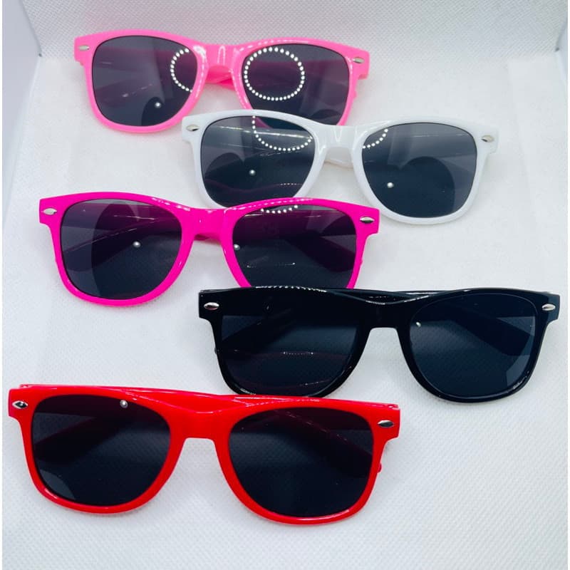 Kit 2 óculos de sol infantil colorido clássico modelo warfer na moda promoção