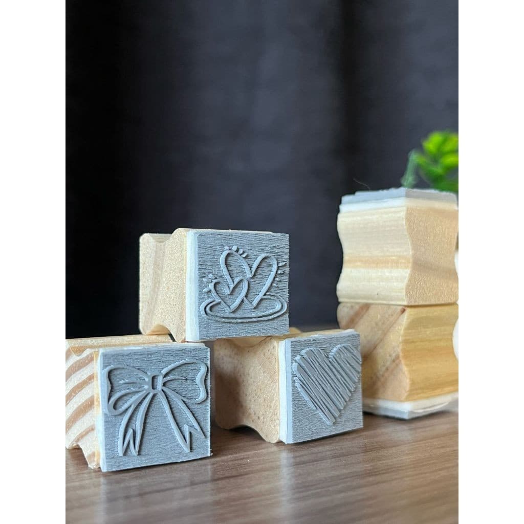 Carimbo de Madeira - Kit com 5 carimbos pequenos 2x2cm para Sacolas Kraft - 24 Modelos a Escolher