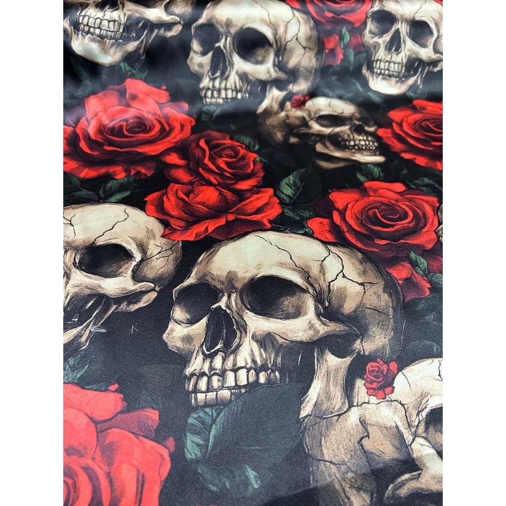 Tecido Cetim Estampado Digital Crânios com Rosas Vermelhas