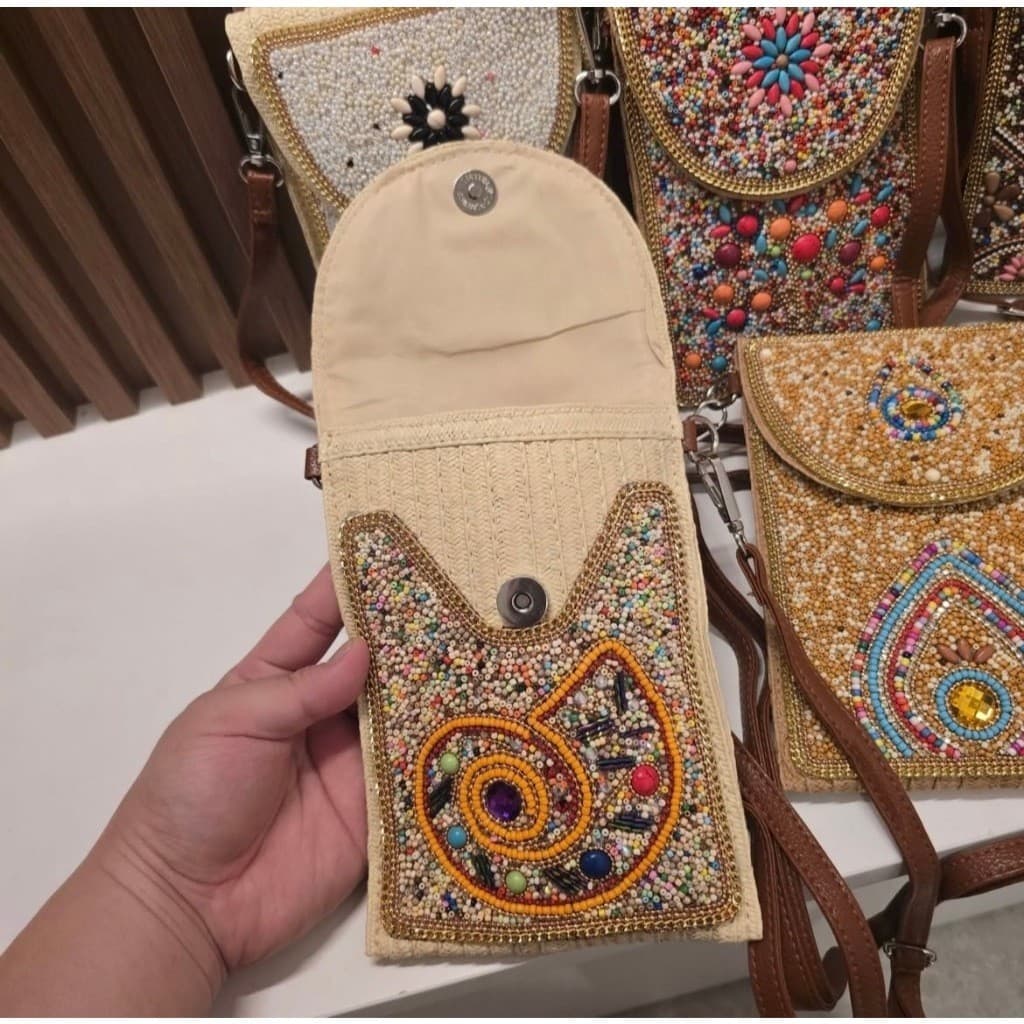 Bolsa compacta porta celular artesanal com miçangas casual/de verao
