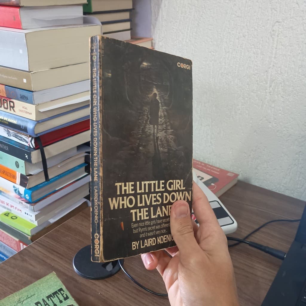 The Little Girl Who Lives Down the Lane de Laird Koenig