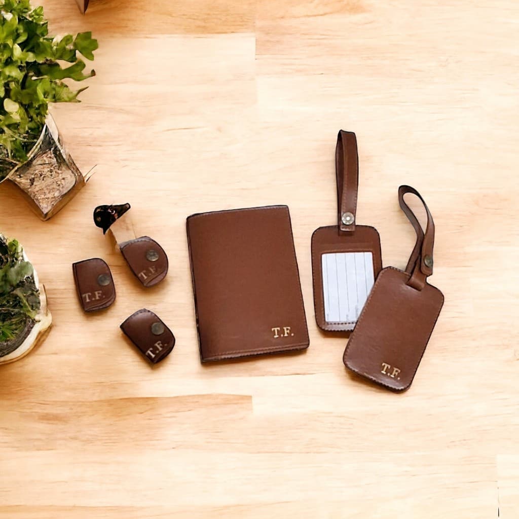 CAPA DE PASSAPORTE TAG IDENTIFICADOR DE MALAS E PORTA FIOS PERSONALIZADOS