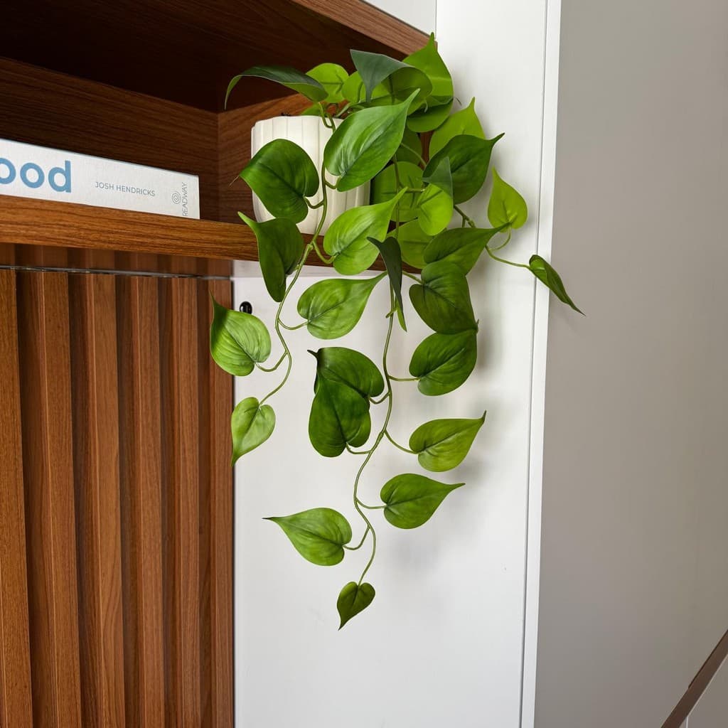 Arranjo Pendente de Jiboia Realista Artificial Lisa 60cm em Vaso de Cerâmica Fosca