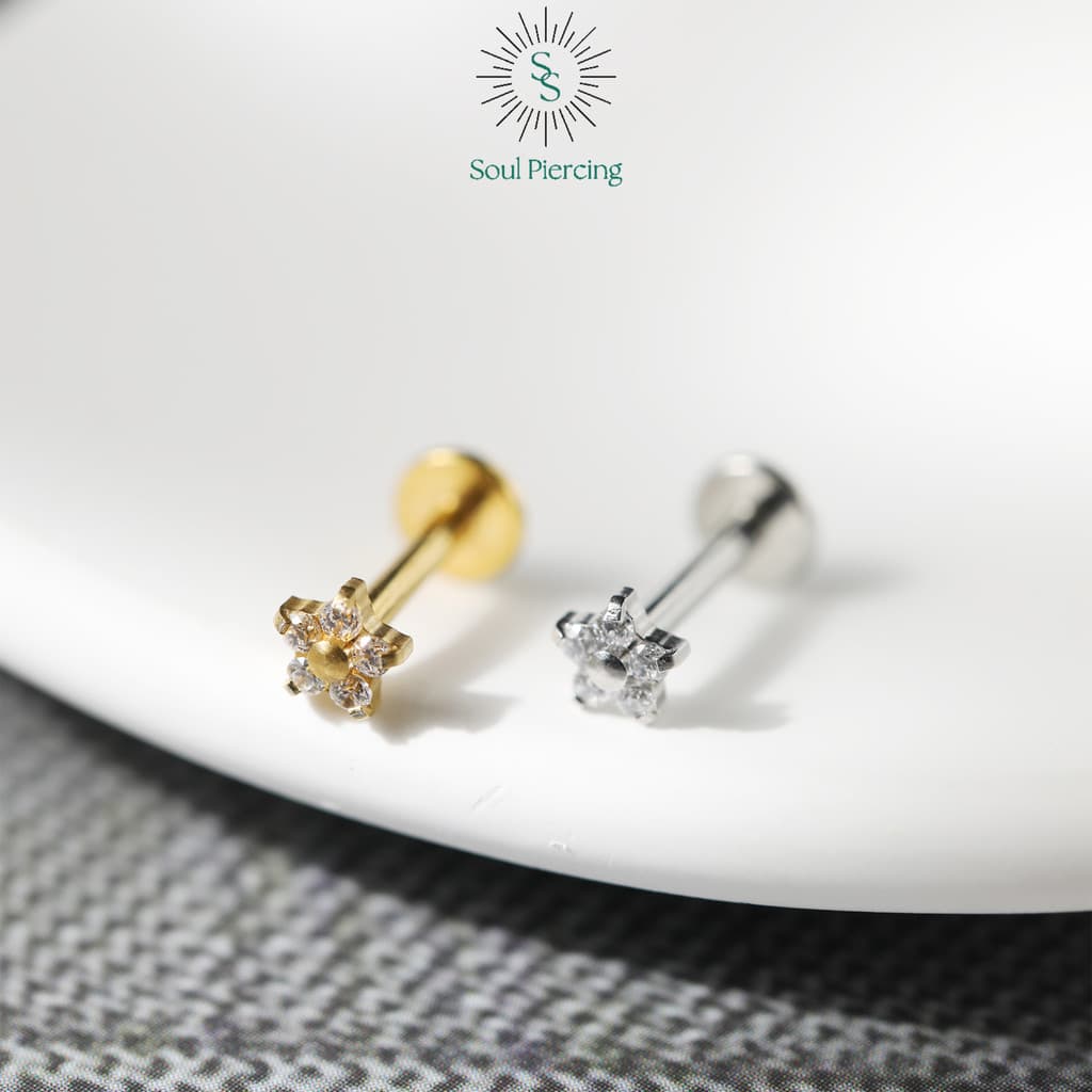 Piercing Labrete Delicado Aço Cirúrgico Flor Zircônia |  Helix, Tragus, Conch, Nariz, Boca-Medusa Piercing Trágus