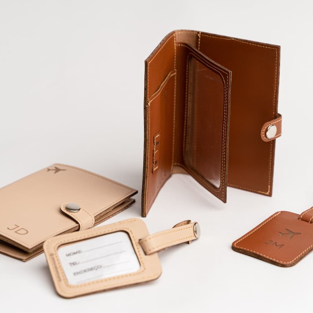 Porta Passaporte e Tag de Mala Couro Sintético Personalizado Iniciais Dourado, Prata Ou Baixo Relevo