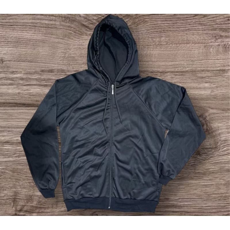 JAQUETA DE FRIO COM CAPUZ E ZIPER BOLÇO LATERAL E CORDÃO DE REGULAGEM NO CAPUZ