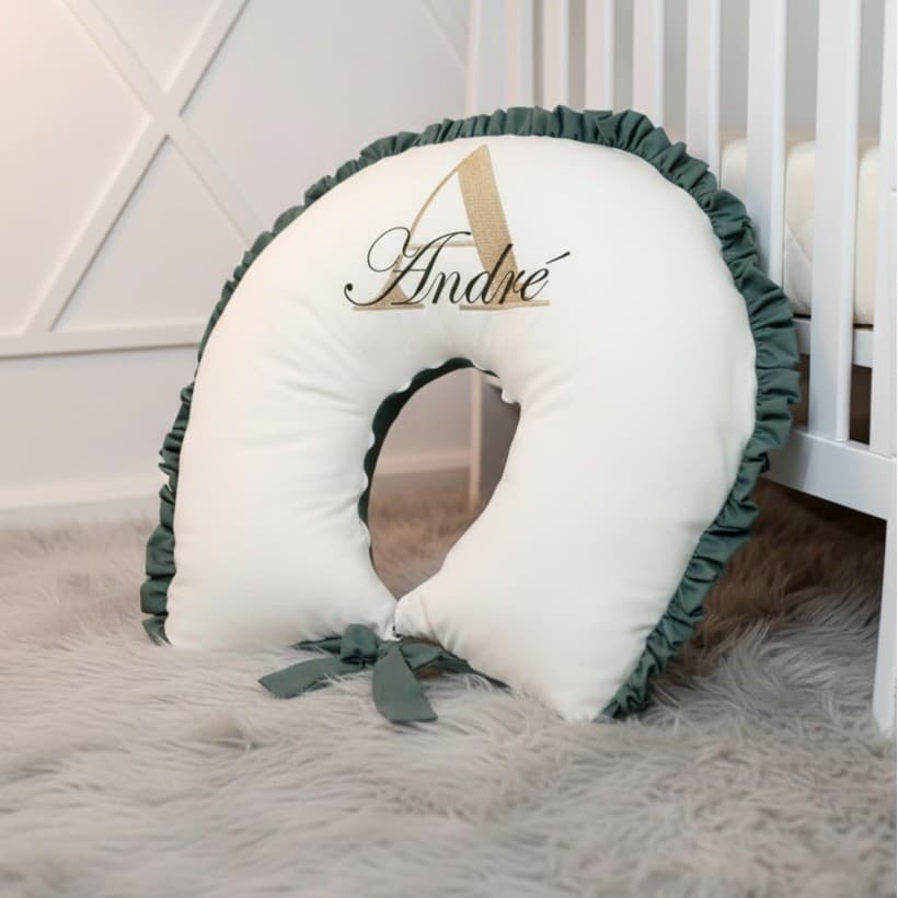 Almofada De Amamentação com babado e amarris Personalizada c/ inicial e nome meninos meninas Unissex