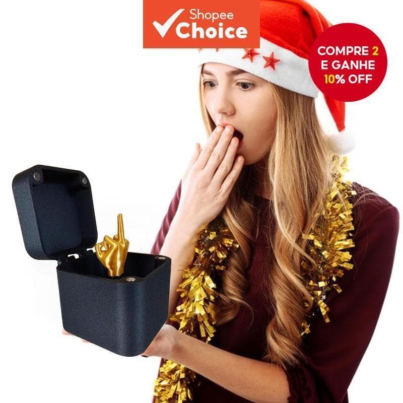 Decoração de casa, presente engraçado, surpresa, dedo médio na caixa e mesa de escritório criativa.