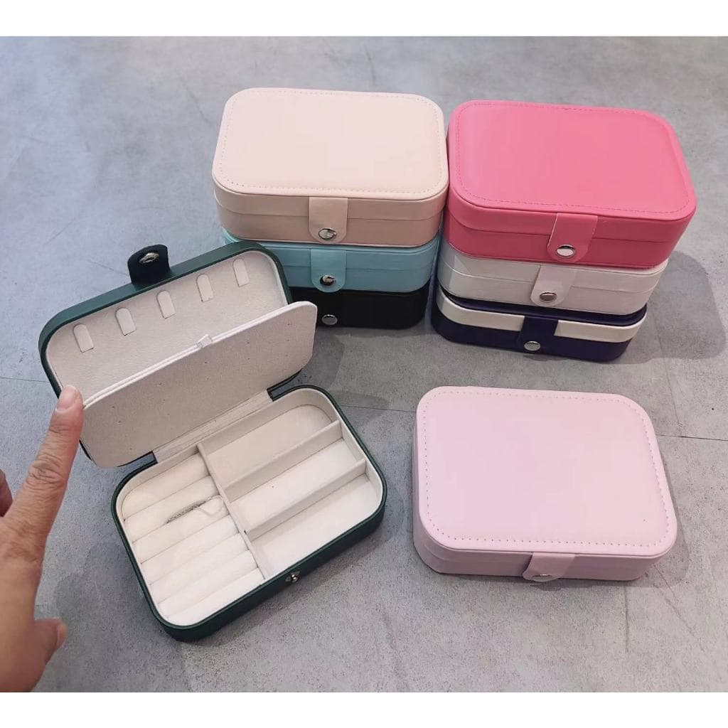 Este porta-joias portátil, multifuncional e de alta capacidade, feito em couro, possui dois compartimentos.