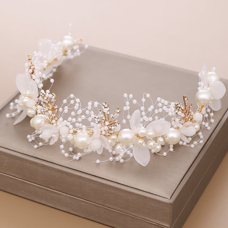 Tiara Daminha de Honra Florista Coroa de Flores e Perolas Arranjo Enfeite Cabelo Batizado Dourado e Branco