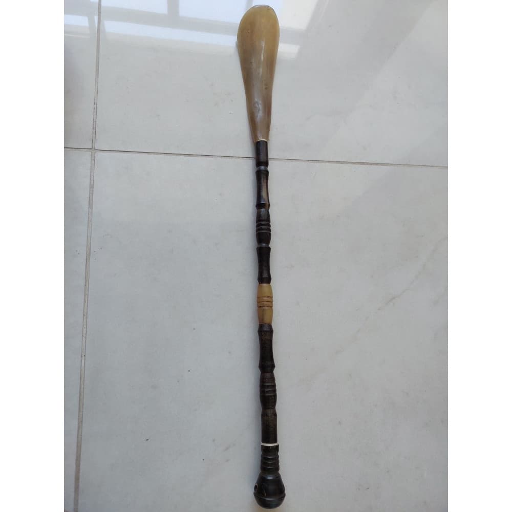 Calçadeira Antiga de Chifre de Touro – Elegância e Tradição em Cada Detalhe