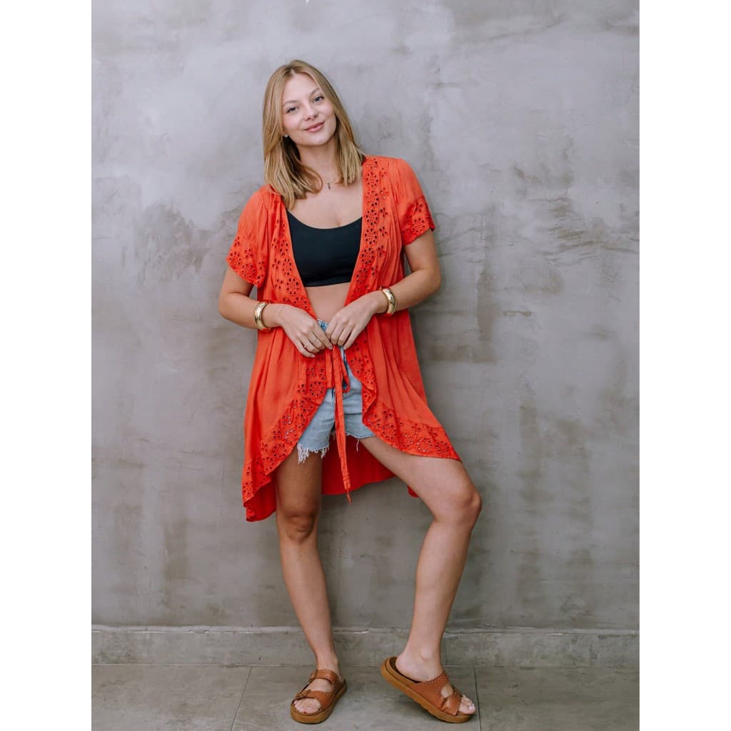 Vestido Kimono Curto com Bordado Vazado e Cordão MHIN-335