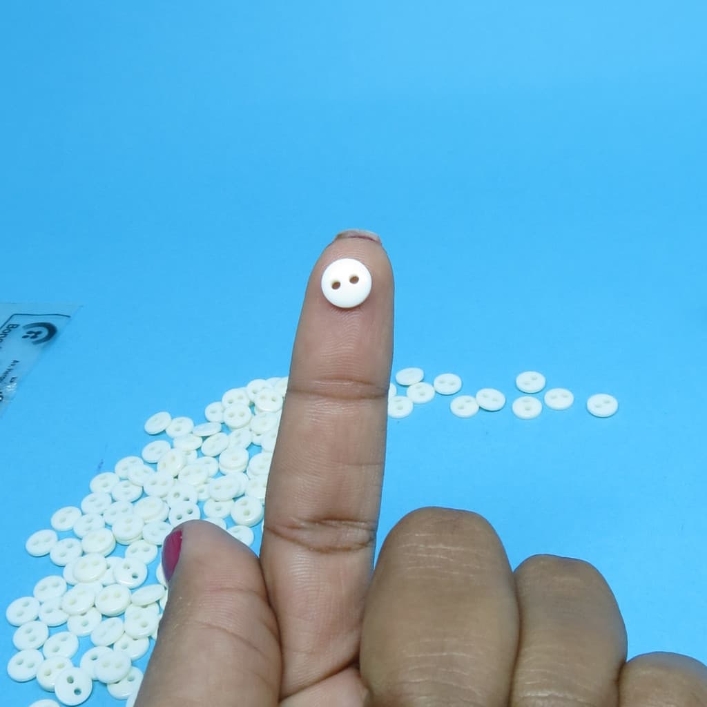 Botão Branco Pequeno Para Roupa de Bebê 2 Furos 7mm 144 unidades - Ideal para Artesanato P/ Camisa