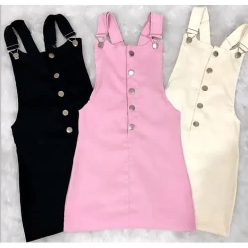 Vestido Jardineira Curto em Bengaline Moda Blogueira com Botões