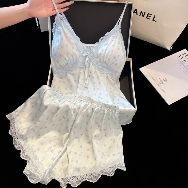 Estilo desejo puro com almofada no peito Suspender Shorts conjunto pijamas de seda gelo cetim renda Loungewear