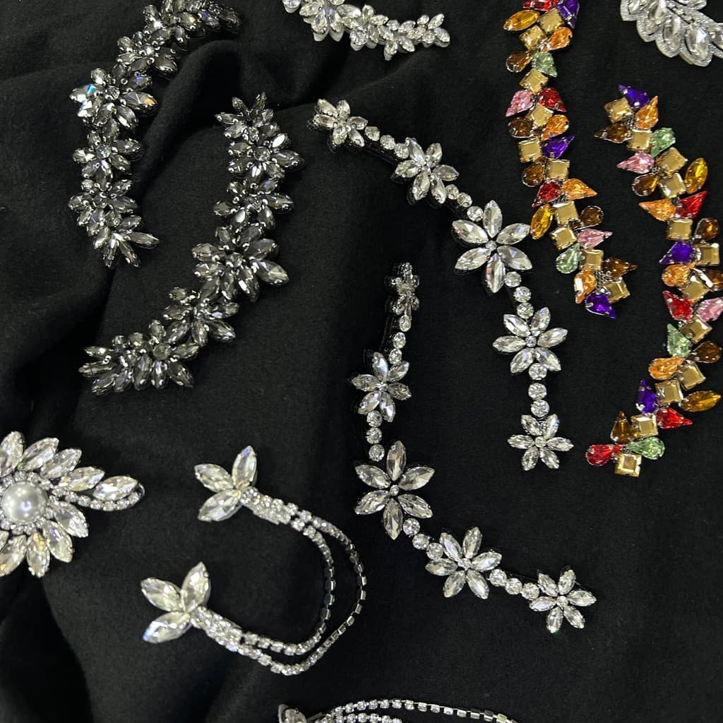 Adesivo de Roupa Arranjo Aplique Patch Bordado Termocolante Strass Ramo de Folhas