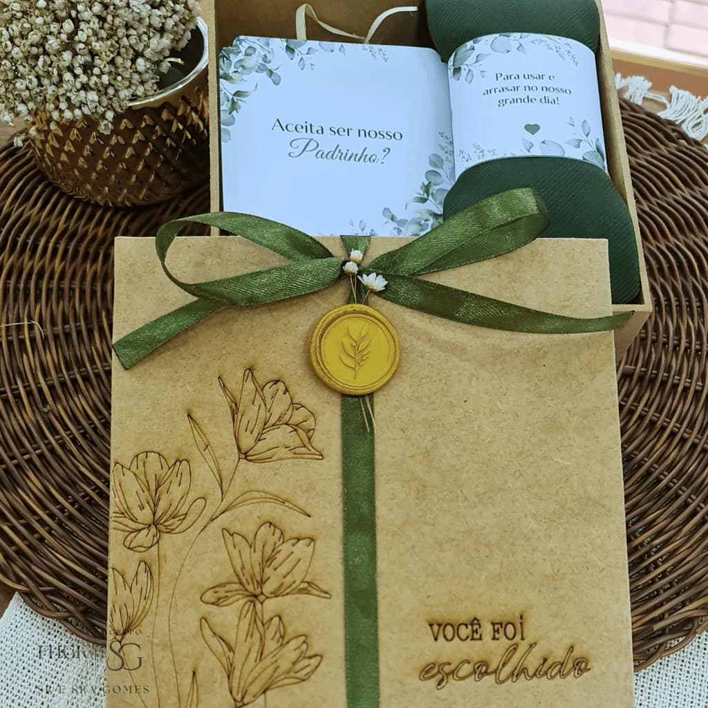 Caixa Convite Padrinho Solteiro Decorada com Lacre de Cera e Gravata e Tags