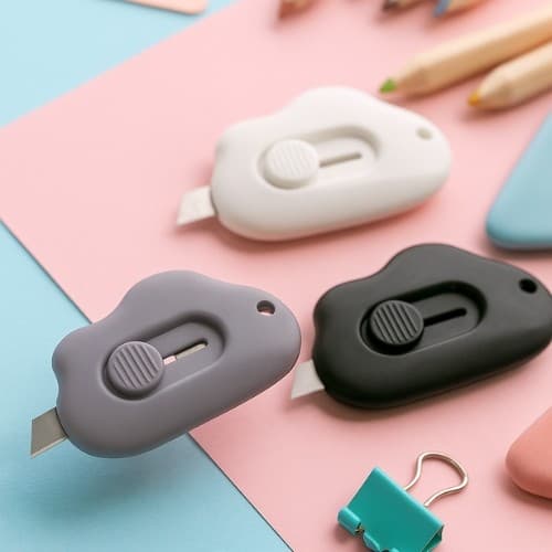 Mini Estilete Retrátil Forma de Nuvem Cortador de Papel Seguro com Trava Furo para Chaveiro Portátil