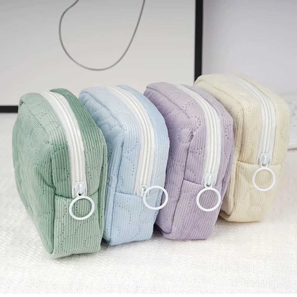 Mini necessaire de tecido com estampa em alto relevo de flor