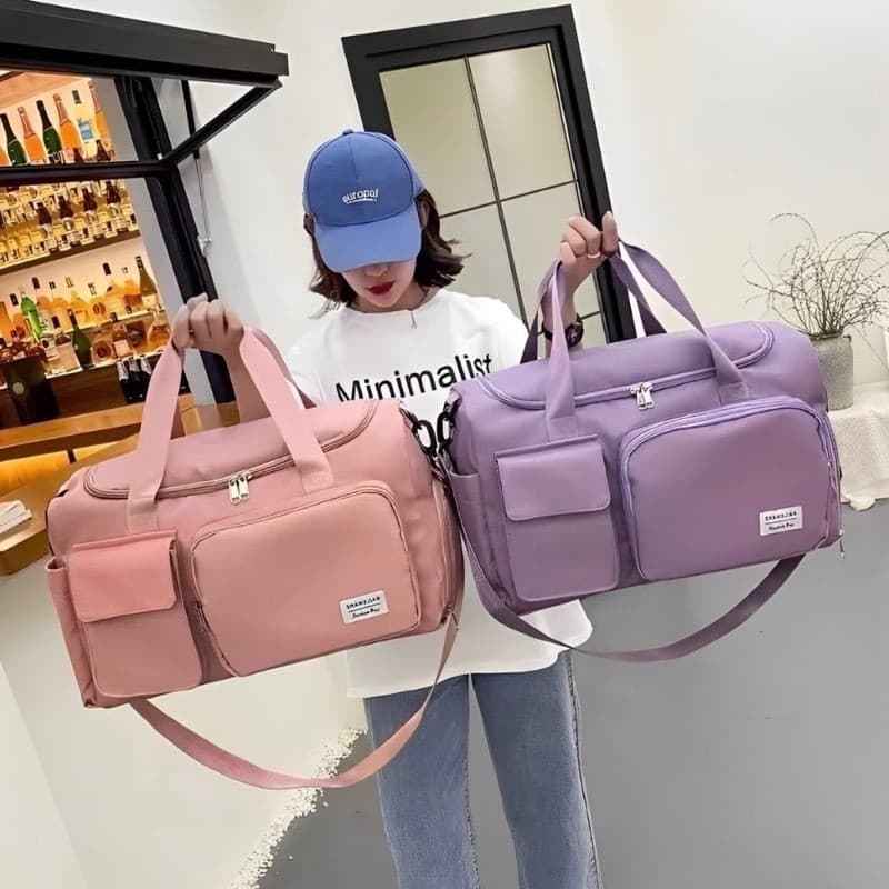 Grande bolsa de viagem fitness multiesportiva com bolsos à prova d'água e alças laterais, capacidade para 30 litros