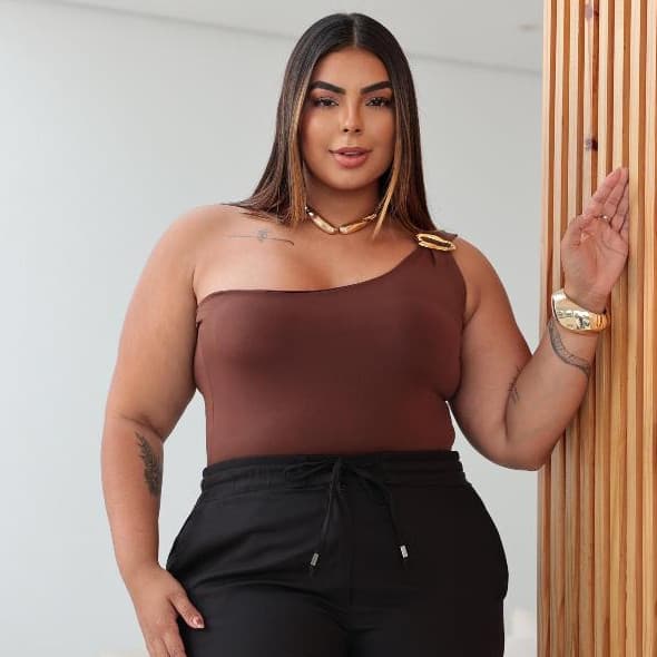 Body Um Ombro com Fivela Plus Size em Suplex Romantic