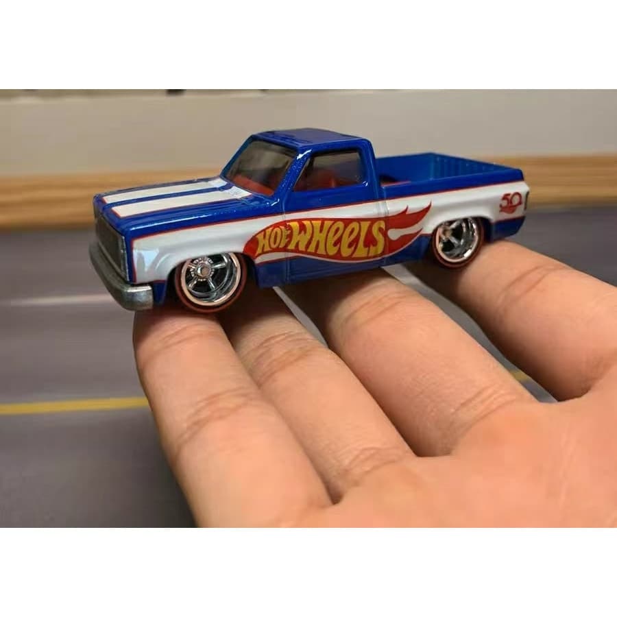 Hot Wheels hotwheels1: 64chevy83 'Chevrolet Silverado Series Sola de ferro Pneu de borracha Rosca vermelha