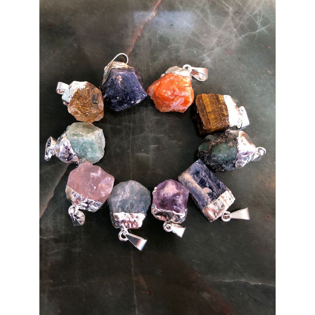 PINGENTE DE PEDRAS BRUTAS NATURAIS PRATA